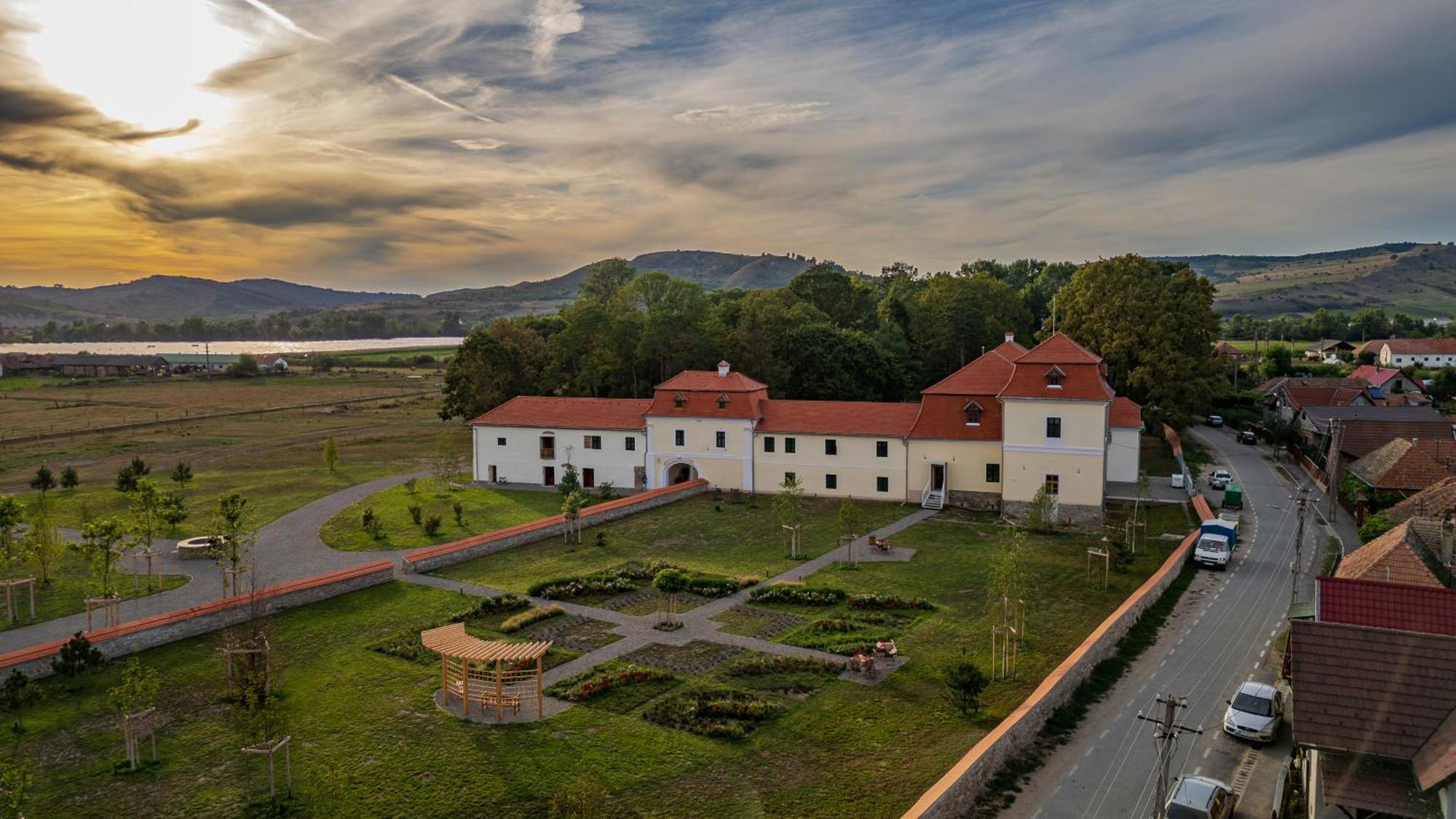 Ugron Castle Fiatfalva Cristuru Secuiesc ภายนอก รูปภาพ