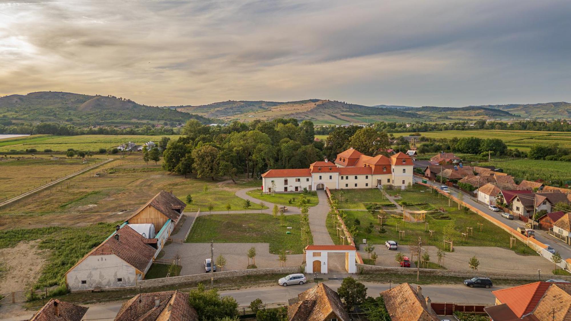 Ugron Castle Fiatfalva Cristuru Secuiesc ภายนอก รูปภาพ