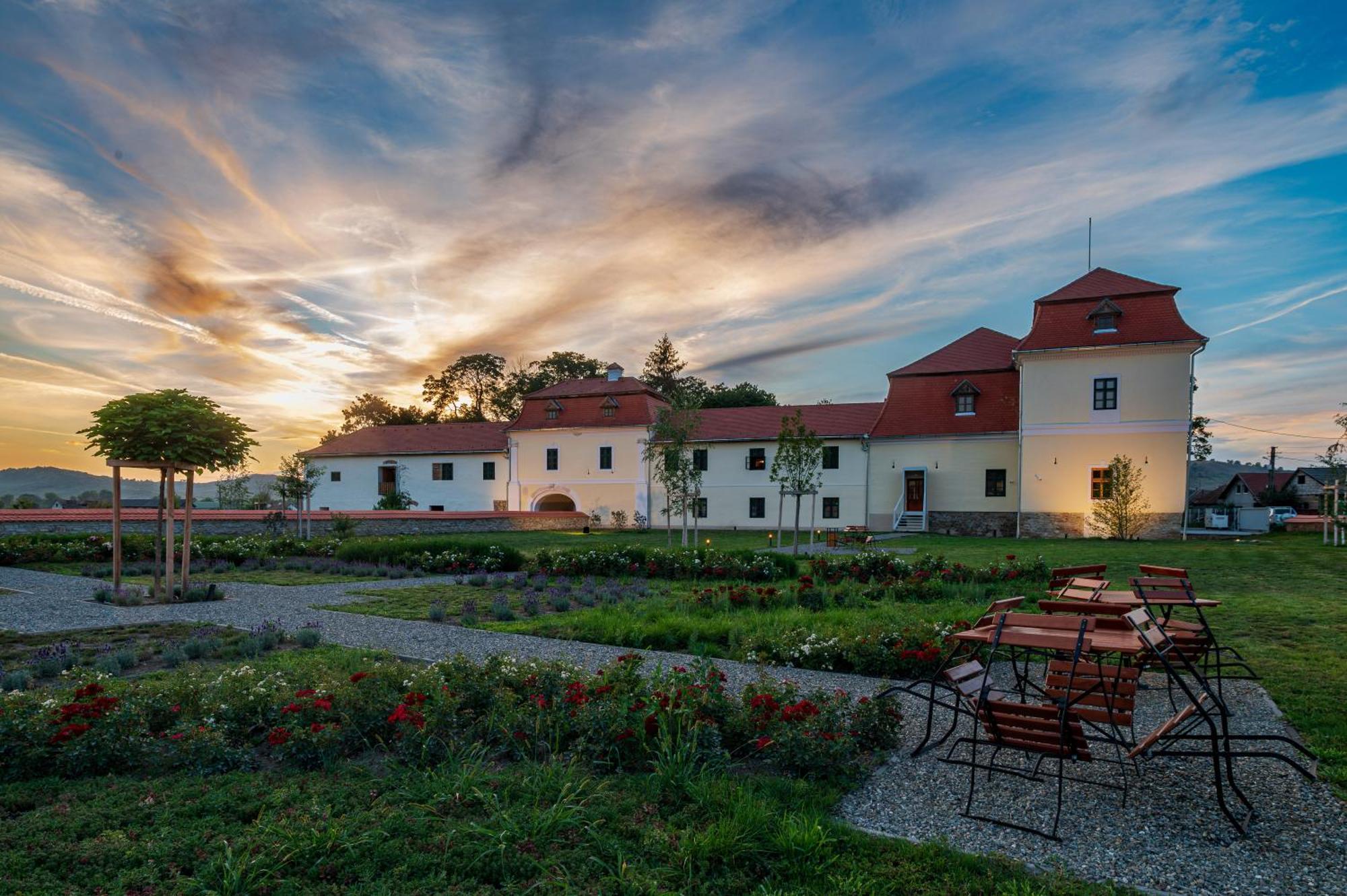Ugron Castle Fiatfalva Cristuru Secuiesc ภายนอก รูปภาพ